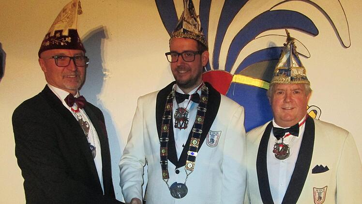 Den Verdienstorden des Faschingsverbands Franken verlieh Jürgen Hofmann (von links) an Sebastian Kleinhenz und Hans-Joachim Walz. Foto: Winfried Ehling