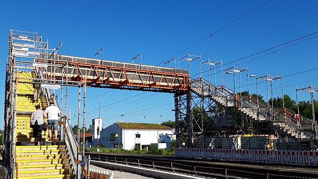 Elf Meter hoch, jeweils 40 Stufen: Gleis 2 und 3 sind am Bahnhof in Ha&szlig;furt aktuell nur &uuml;ber eine Br&uuml;cke zu erreichen, Gleis 1 befindet sich momentan in der Umbauphase und ist stillgelegt. Foto: Stefan G&ouml;b/Stadt Ha&szlig;furt