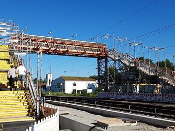 Elf Meter hoch, jeweils 40 Stufen: Gleis 2 und 3 sind am Bahnhof in Haßfurt aktuell nur über eine Brücke zu erreichen, Gleis 1 befindet sich momentan in der Umbauphase und ist stillgelegt. Foto: Stefan Göb/Stadt Haßfurt