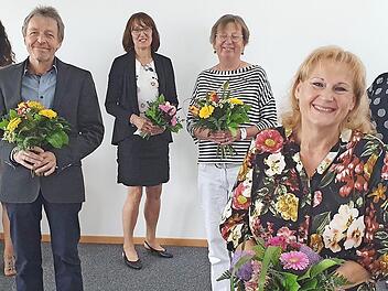 Schulamtsdirektorin Stefanie Mayr-Leidnecker (hinten links) und Personalrätin Christine Eschenbacher (hinten, Zweite von rechts) verabschiedeten (hinten von links) Wolfgang Maiser (MS Altenkunstadt), Sophie Schneider (GS Lichtenfels am Markt), Birgit Neufert (Herzog-Otto-MS Lichtenfels), Elke Lesch (Herzog-Otto-MS) sowie (vorne, v. l.) Mira Weidner (MS Altenkunstadt) und Jutta Ankenbrand-Thiem (Friedrich-Baur-GS Burgkunstadt) in den Ruhestand. Auf dem Bild fehlen: Alfred Pittroff (GS Altenkun...