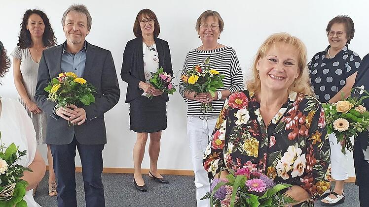 Schulamtsdirektorin Stefanie Mayr-Leidnecker (hinten links) und Personalrätin Christine Eschenbacher (hinten, Zweite von rechts) verabschiedeten (hinten von links) Wolfgang Maiser (MS Altenkunstadt), Sophie Schneider (GS Lichtenfels am Markt), Birgit Neufert (Herzog-Otto-MS Lichtenfels), Elke Lesch (Herzog-Otto-MS) sowie (vorne, v. l.) Mira Weidner (MS Altenkunstadt) und Jutta Ankenbrand-Thiem (Friedrich-Baur-GS Burgkunstadt) in den Ruhestand. Auf dem Bild fehlen: Alfred Pittroff (GS Altenkun...