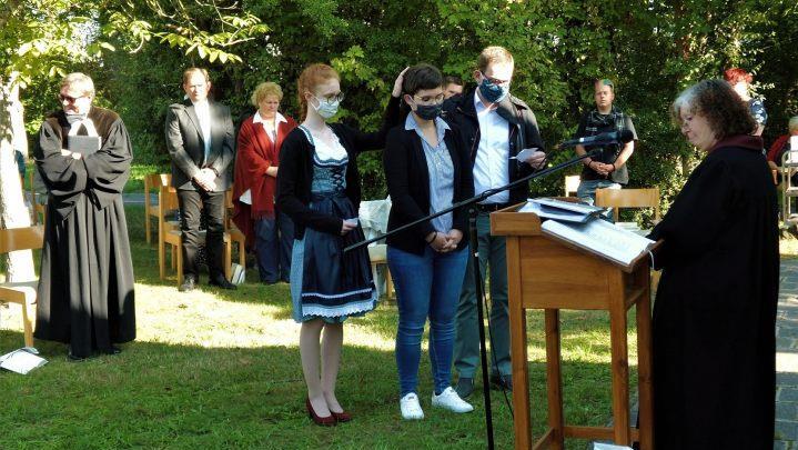 Flankiert von Paula Haberberger und Christian Willinger erfährt Verena Lorz die Einsegnung durch Renate Tallon.  Fotos: Britta Schnake