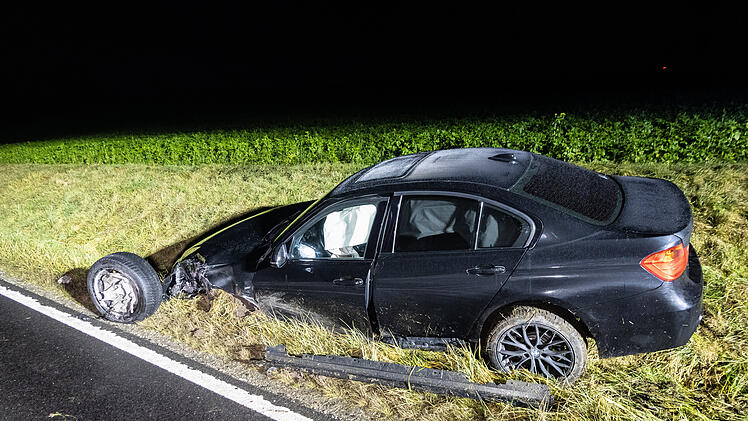 Am Sonntagabend (19. Dezember 2021) prallten auf der Staatsstra&szlig;e 2262 zwei Autos zusammen, als eine 27-J&auml;hrige auf der Fahrbahn wenden wollte.