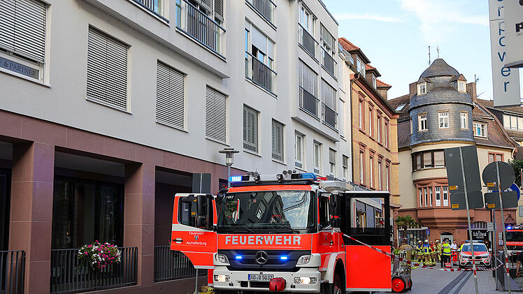 Feuerwehr rettet zwei Menschen bei Brand in Seniorienanlage
