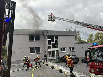 Fast zwei Meter hohe Flammen lodern auf Balkon - Kripo ermittelt