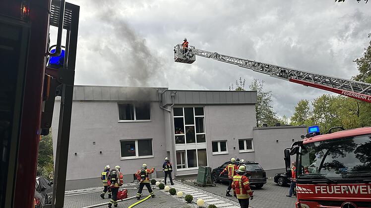 Fast zwei Meter hohe Flammen lodern auf Balkon - Kripo ermittelt