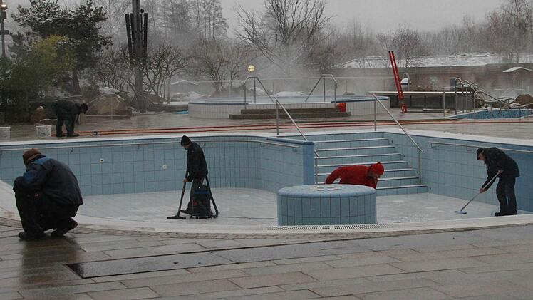 "Just in time", also plangemäß zu Weihnachten, werden die Modernisierungsarbeiten am Außenbecken der Therme fertig, wie Landrat Christian Meißner feststellte. Foto: Matthias Einwag