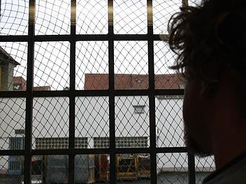 In der Justizvollzugsanstalt Hof wartet ein Kulmbacher Rechtsanwalt auf seinen Prozess. Der Jurist soll Anleger, die in rumänische und italienische Solarparks investieren wollten, um insgesamt rund eine Million Euro betrogen haben. Symbolbild: Archiv