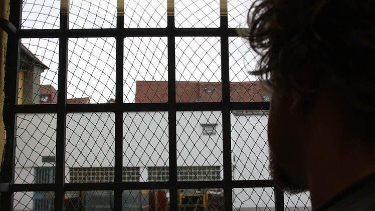 In der Justizvollzugsanstalt Hof wartet ein Kulmbacher Rechtsanwalt auf seinen Prozess. Der Jurist soll Anleger, die in rumänische und italienische Solarparks investieren wollten, um insgesamt rund eine Million Euro betrogen haben. Symbolbild: Archiv