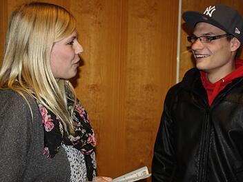Melanie Faulhaber, hier in Gespräch mit Marcel Zeller, leistet seit kurzem an zwei Bad Kissinger Schulen Sozialarbeit.  Fotos: Edgar Bartl