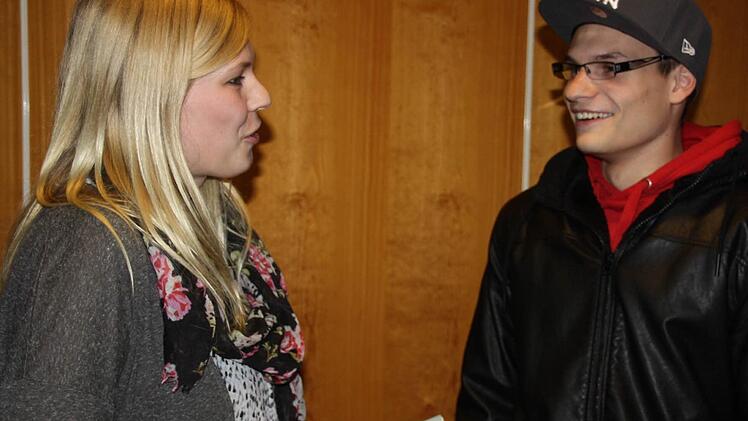 Melanie Faulhaber, hier in Gespräch mit Marcel Zeller, leistet seit kurzem an zwei Bad Kissinger Schulen Sozialarbeit.  Fotos: Edgar Bartl