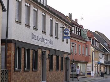 Der Brandenburger Hof liegt zentral in Baiersdorf. Mindestens drei Monate werden dort 25 unbegleitete jugendliche Flüchtlinge untergebracht. Foto: Pauline Lindner