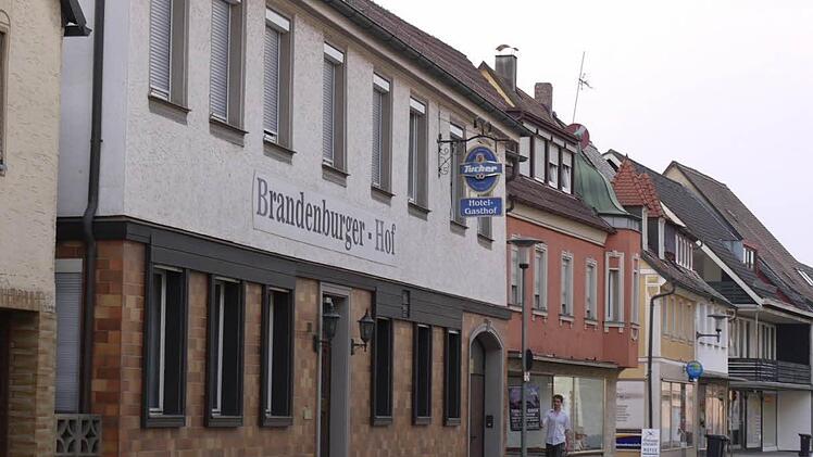 Der Brandenburger Hof liegt zentral in Baiersdorf. Mindestens drei Monate werden dort 25 unbegleitete jugendliche Flüchtlinge untergebracht. Foto: Pauline Lindner