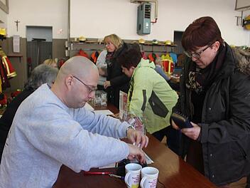 Karsten Schwope, Vorsitzender des Stephanusdienstes, registriert Lydia Müller. Foto: Veronika Schadeck