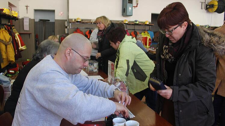 Karsten Schwope, Vorsitzender des Stephanusdienstes, registriert Lydia Müller. Foto: Veronika Schadeck