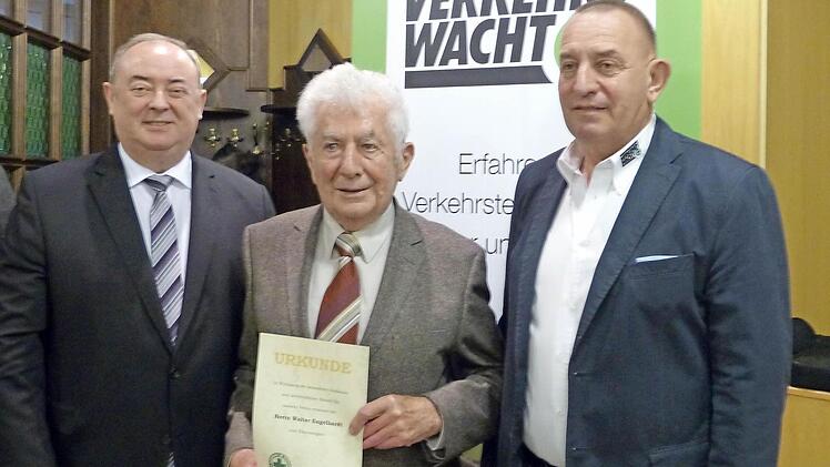 Reinhard Lugschi ist Walter Engelhardts Nachfolger als Schirmherr der Verkehrswacht. Siegfried Nürnberger (v. l.) überreichte Engelhardt die Ernennung zum Ehrenmitglied. Foto: Pauline Lindner