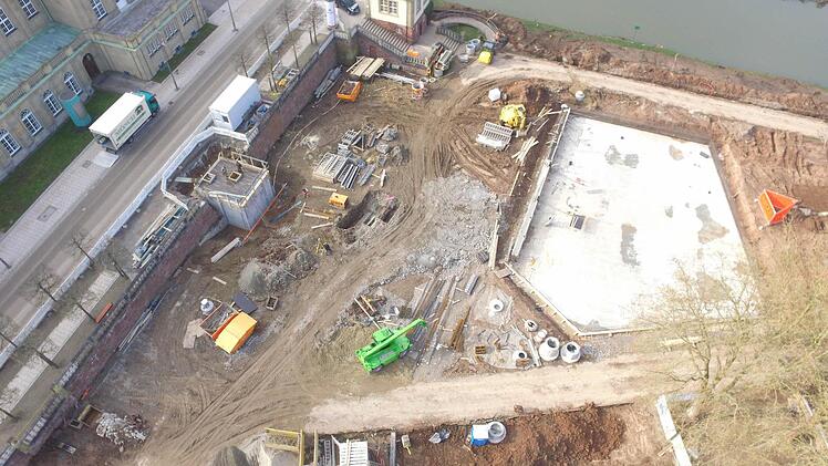 Blick aus der Luft auf den Rosengarten in verschiedenen Bauphasen. Foto: Saale-Zeitung