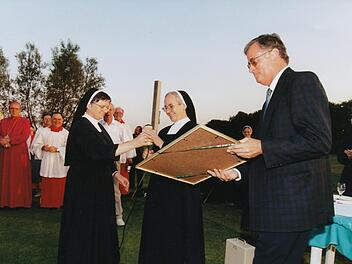 Kirchlicher Segen für den Golfplatz 1998 von Weihbischof Helmut Bauer (hinten links). Vorne von links: Schwester Hedwig Sowieja, Schwester Gunda Gruber und Ideengeber und Initiator Gottfried Wieselhuber. Foto: Anton Then