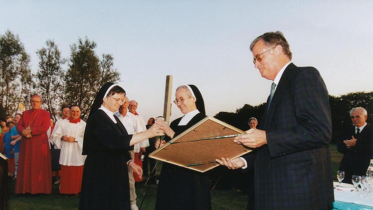 Kirchlicher Segen für den Golfplatz 1998 von Weihbischof Helmut Bauer (hinten links). Vorne von links: Schwester Hedwig Sowieja, Schwester Gunda Gruber und Ideengeber und Initiator Gottfried Wieselhuber. Foto: Anton Then
