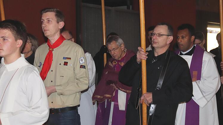 Priester, Ministranten und Pfadfinder führten den Zug...