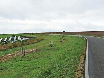 Links auf dem Foto ist der bestehende Solarpark zu erkennen, auf der anderen Seite der Kreisstraße soll der neue Solarpark II entstehen. Foto: Johannes Michel