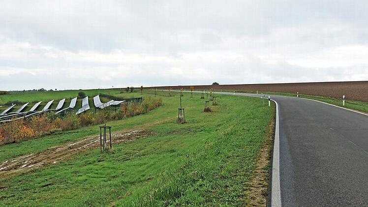 Links auf dem Foto ist der bestehende Solarpark zu erkennen, auf der anderen Seite der Kreisstraße soll der neue Solarpark II entstehen. Foto: Johannes Michel
