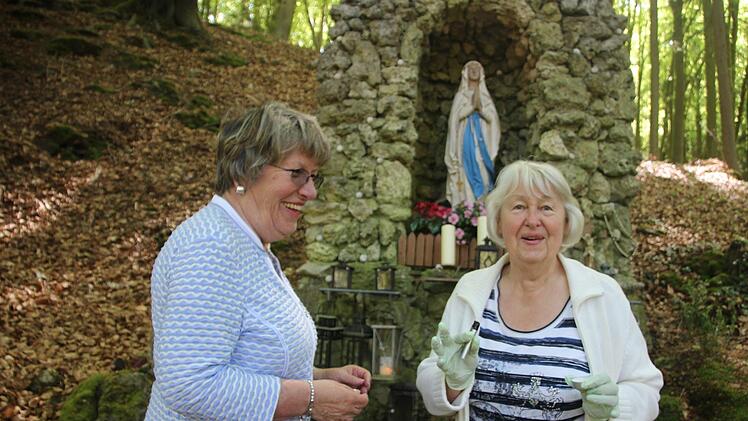 Christel Fabian und Gerlinde Trunk vor der Maria-hilf-Grotte. Fuchs