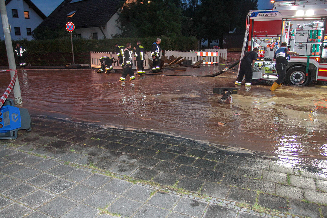 Nürnberg: Beschädigte Leitung setzt einen ganzen Straßenzug unter Wasser