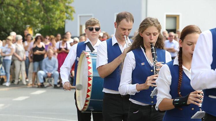 Der Festzug in Langensendelbach Foto: Barbara Herbst