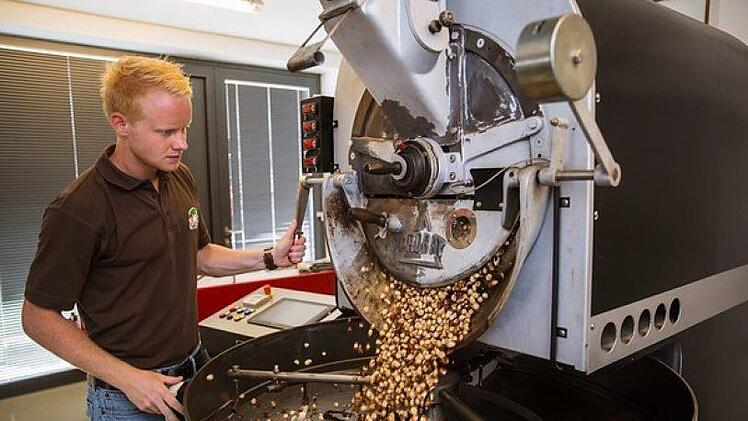 Erfinder Martin Stiegler bei der Herstellung seiner fränkischen Nuss-Nougat-Creme. Komplett ohne Palmöl hebt sich die innovative Rezeptur von vielen Aufstrichen aus dem Supermarkt ab. Foto: Nikolas Pelke