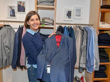 Elke Klemenz zeigt im FARCAP-Laden in Fürth ein Herren-Sakko, das ihren Anforderungen nach fairer Mode entspricht. Foto: Ronald Rinklef