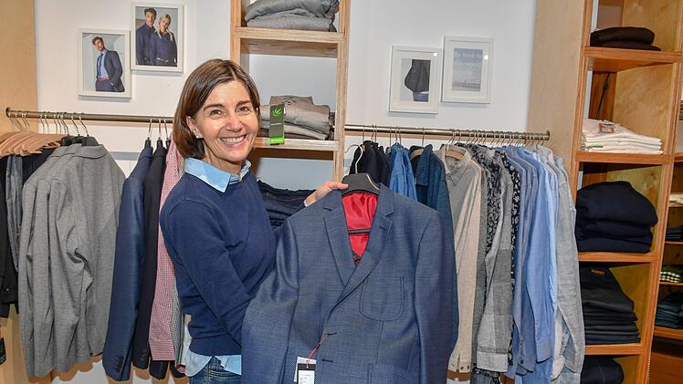 Elke Klemenz zeigt im FARCAP-Laden in Fürth ein Herren-Sakko, das ihren Anforderungen nach fairer Mode entspricht. Foto: Ronald Rinklef
