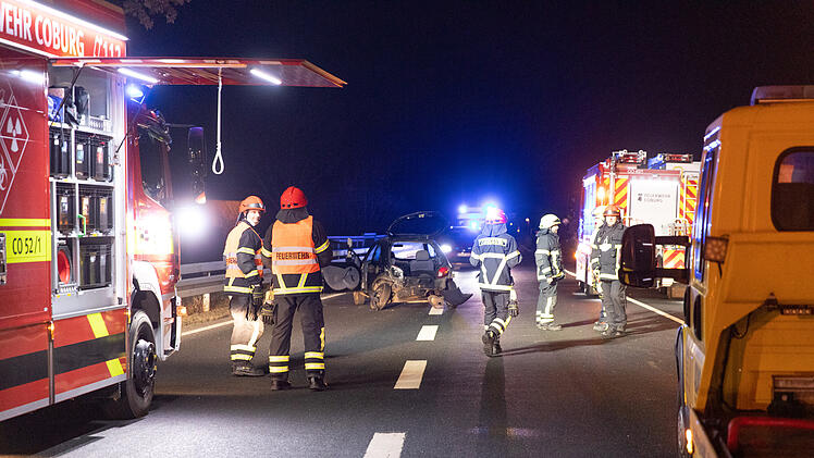 Kleinwagenfahrer wendet auf B4: Familienvater und sechs Kinder haben Gl&uuml;ck im Ungl&uuml;ck