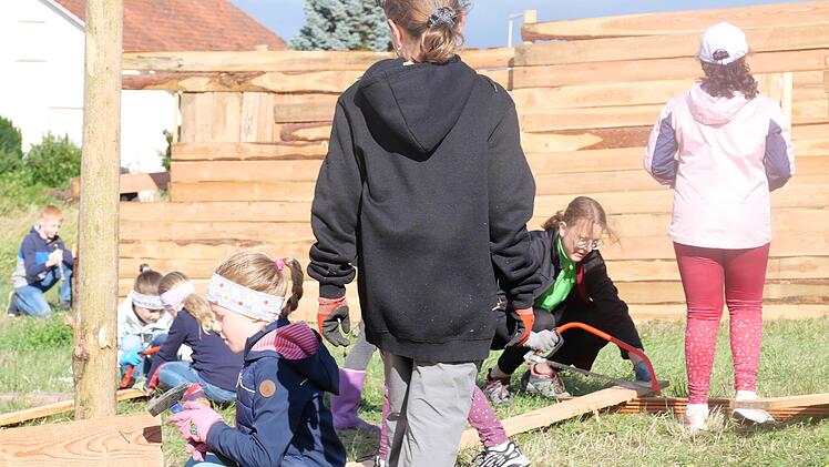 Neubrunn: Rund 80 Kinder bauen H&uuml;ttendorf "Minipolis" auf  - trotz Regen und starkem Wind