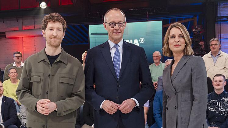 Louis Klamroth (links) und Jessy Wellmer führten durch die Fragestunde mit Friedrich Merz.