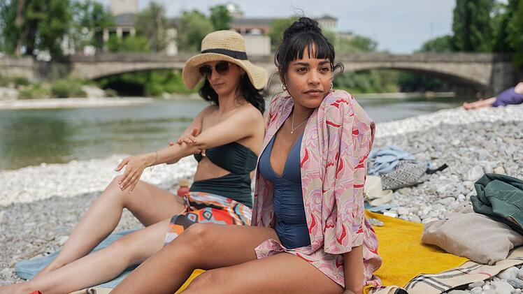 Neben einem klugen Blick auf unsere Gesellschaft bietet "Damen" auch traumhafte Aufnahmen aus dem Sommer in M&uuml;nchen: Sema (Şafak Şeng&uuml;l, links) und Maya (Salka Weber) sonnen sich wie viele an der Isar.