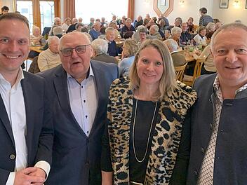 Mario G&ouml;tz, Siegfried Erhard, Nadine Fuhl und Thomas Bold beim Fischessen der Senioren-Union der CSU.