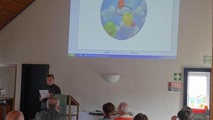 Lebhaft diskutierte die Evangelische Kirchengemeinde über die geplante Deckengestaltung