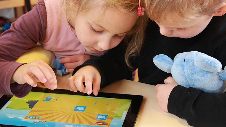 "Ich", "nein, ich" - fleißig drücken die Kinder auf den einzelnen Symbolen auf dem Tablet herum. Das Spiel ist bekannt und wird nicht nur auf dem Computer gespielt: Memory. Fotos: Sarah Dann
