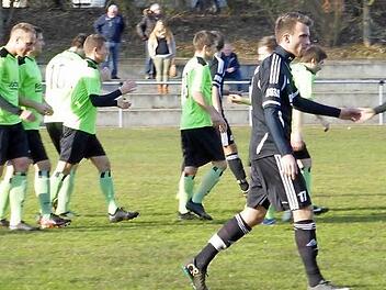 Jubel nach dem schnellen 1:0 durch Frank Fugmann (Zweiter von links). Nico Fröba (links), Patrick Sudol (Nummer 10) und der Beifall klatschende Dominik Zwosta waren die ersten Gratulanten, rechts Dominik Woitschitzke. Nach 92 Minuten siegten die "Grünen" sogar mit 2:0. Foto: Dieter Baumgärtner