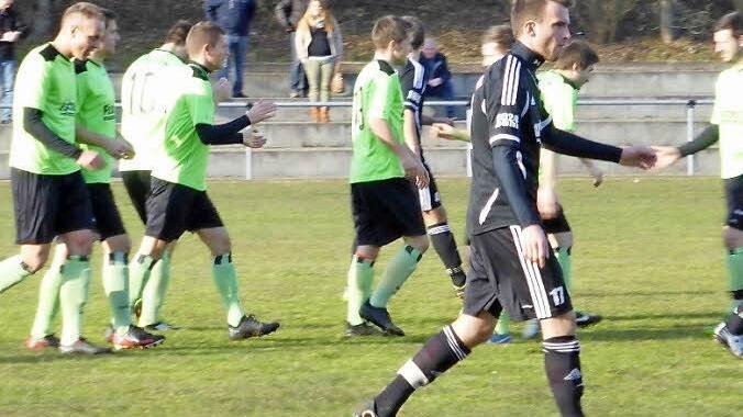 Jubel nach dem schnellen 1:0 durch Frank Fugmann (Zweiter von links). Nico Fröba (links), Patrick Sudol (Nummer 10) und der Beifall klatschende Dominik Zwosta waren die ersten Gratulanten, rechts Dominik Woitschitzke. Nach 92 Minuten siegten die "Grünen" sogar mit 2:0. Foto: Dieter Baumgärtner