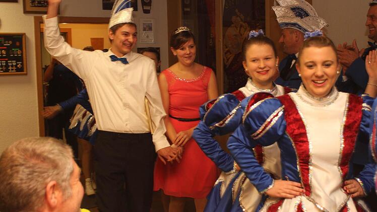 Mit kräftigem "Rentweinsdorf Helau" wurde das neue Prinzenpaar Isabel I. und Fredrik I. im Rathaus empfangen. Foto: Günther Geiling