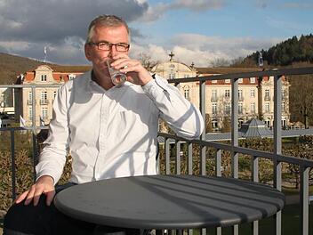 Dr. Jürgen Kleinhenz hat seine Praxis im Elisabethenhof mitten im Schlosspark des Staatsbades Bad Brückenau. Foto: Ulrike Müller