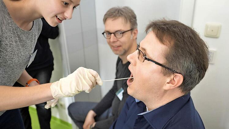 Eine Schülerin führt einen "Wangenschleimhautabrieb" durch.