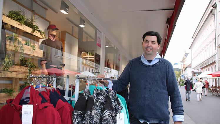 Heiko Grom stellt seit jeher seine Ständer weit auseinander entlang der kompletten Ladenfront. Dass er nun durchgehend und nicht mehr nur die Ständerfläche zahlen soll, sieht er nicht ein. Fotos: Ralf Ruppert