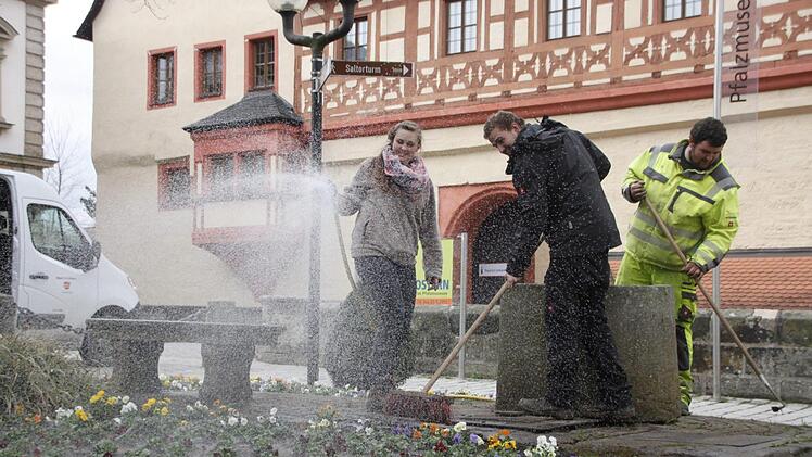 Vor der Kaiserpfalz werden die Blumen gegossen.  Foto: Andreas Schmitt