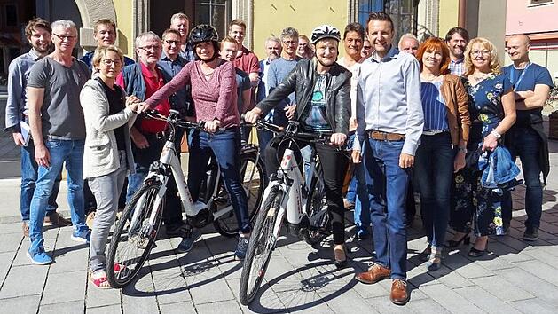 Die Mitarbeiter der Stadtverwaltung der Stadt Lichtenfels und B&uuml;rgermeister Andreas H&uuml;gerich (Sechster von rechts) freuten sich &uuml;ber die beiden neuen Dienst-E-Bikes, die sogleich ausprobiert wurden. Foto: Stadt Lichtenfels