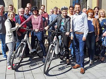 Die Mitarbeiter der Stadtverwaltung der Stadt Lichtenfels und Bürgermeister Andreas Hügerich (Sechster von rechts) freuten sich über die beiden neuen Dienst-E-Bikes, die sogleich ausprobiert wurden. Foto: Stadt Lichtenfels