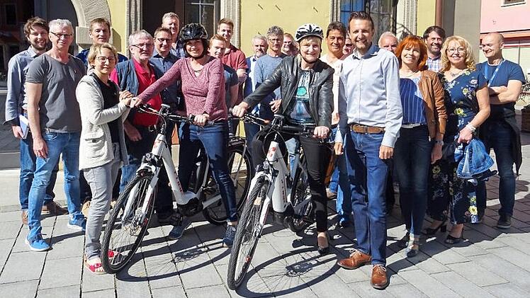 Die Mitarbeiter der Stadtverwaltung der Stadt Lichtenfels und Bürgermeister Andreas Hügerich (Sechster von rechts) freuten sich über die beiden neuen Dienst-E-Bikes, die sogleich ausprobiert wurden. Foto: Stadt Lichtenfels