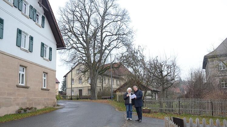 Die Gemeinde Stockheim wird parallel zur einfachen Dorferneuerung in Reitsch nun auch für den Ortsteil Haig die einfache Dorferneuerung in Angriff nehmen. Dies will man in Zusammenarbeit mit dem Amt für ländliche Entwicklung forcieren. Bürgermeister Rainer Detsch (rechts), hier im Gespräch mit Anwohnerin Irmgard Zehnter, ist zuversichtlich, schon nächstes Jahr in konkrete Planungen eintreten zu können. Foto: K.-H. Hofmann
